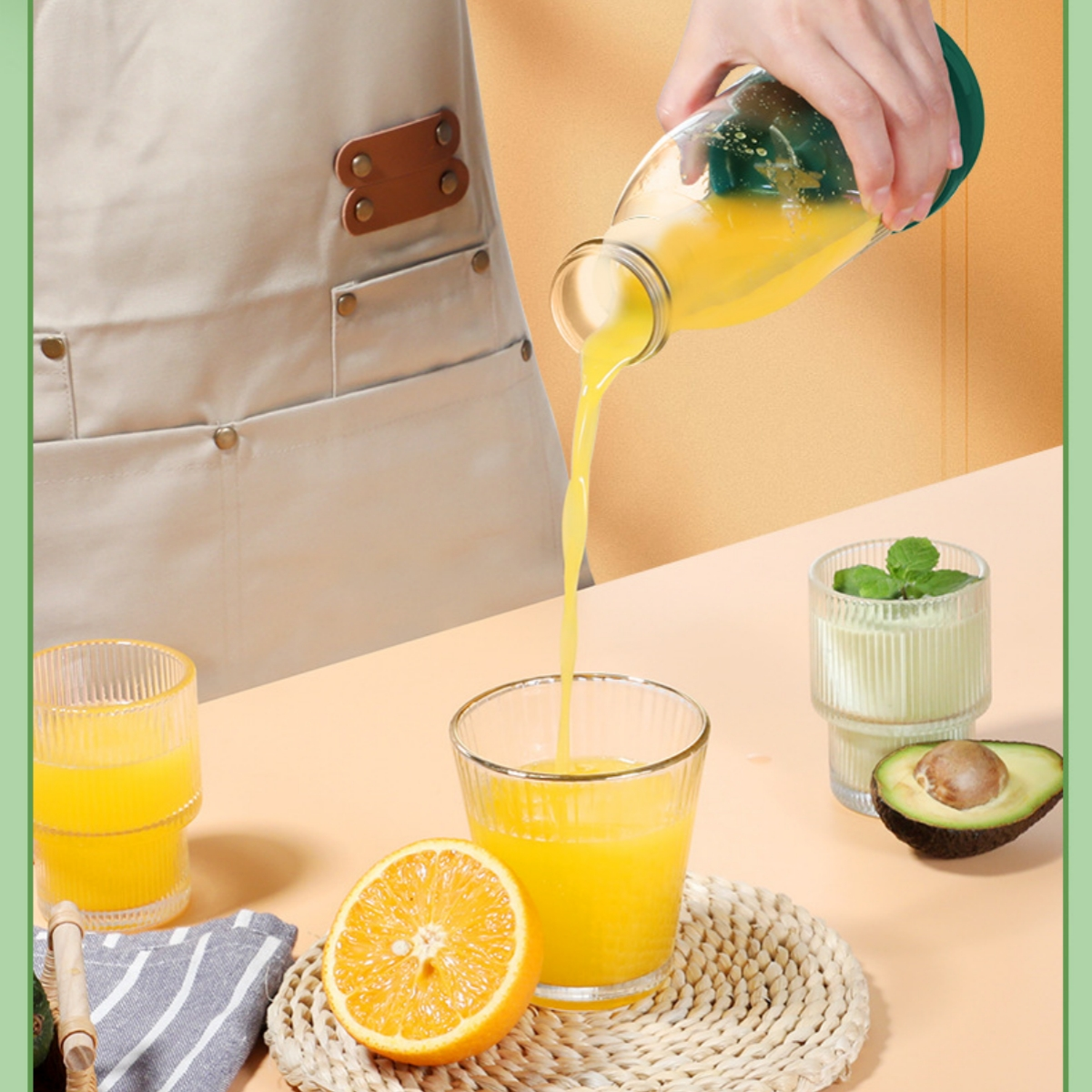 Person gießt Orangensaft in ein Glas, mit einer Orange und Avocado daneben.