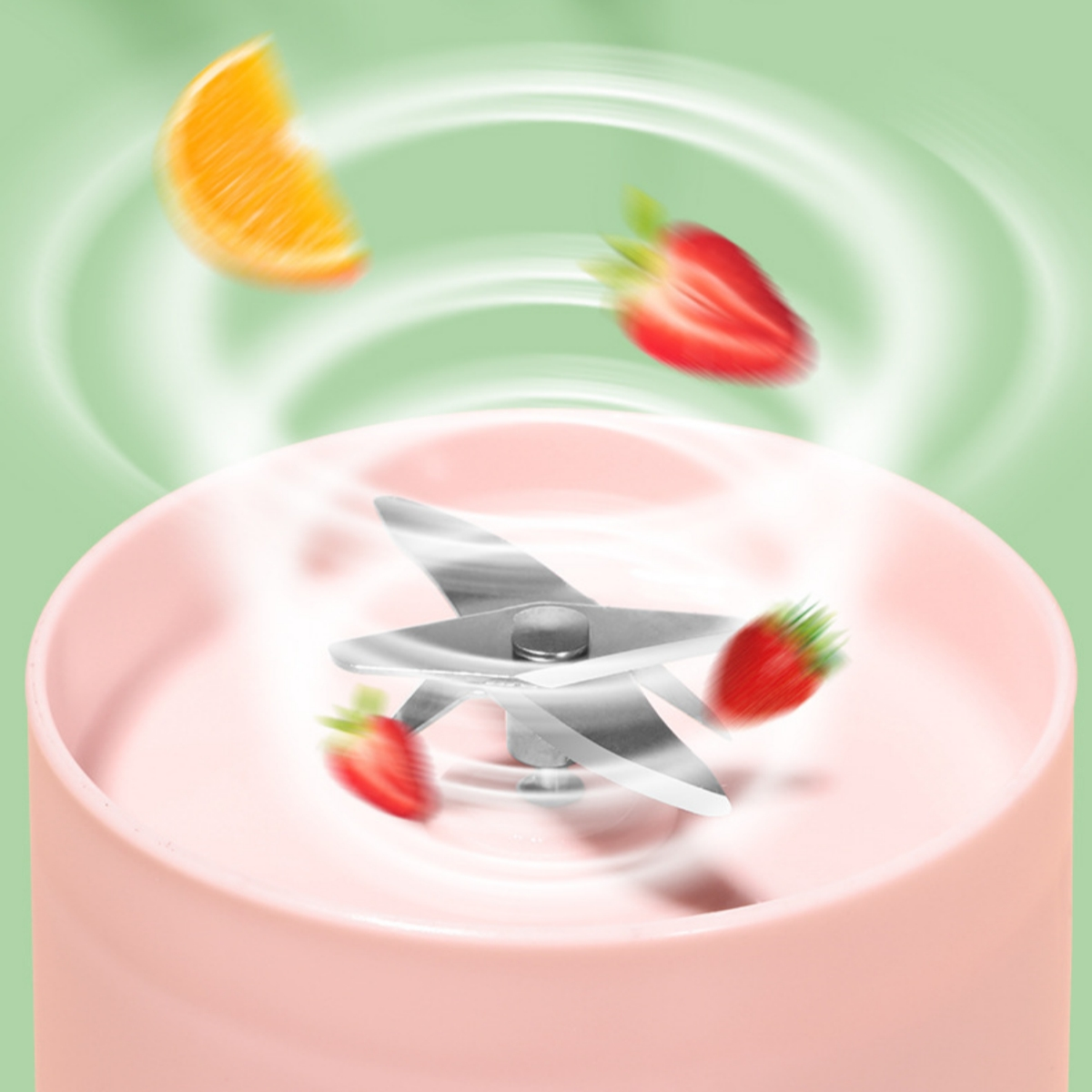 Mixerklingen mit schwebender Orangenscheibe und Erdbeeren, grüner Hintergrund.