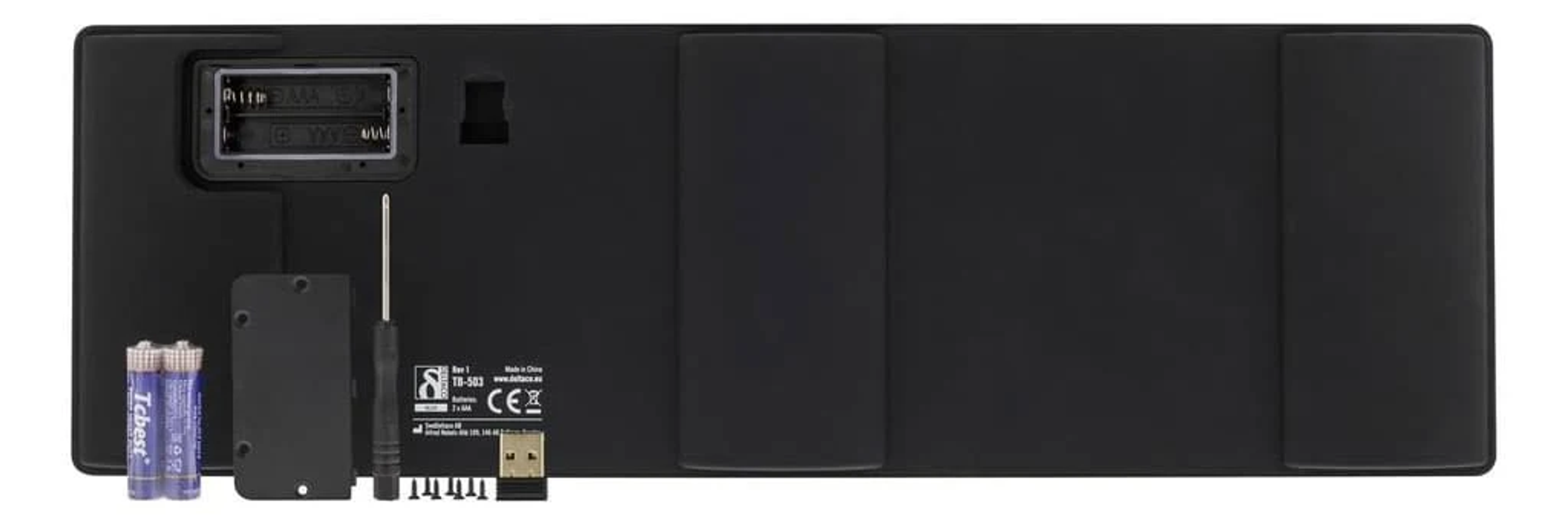 Retro di un dispositivo nero con batterie, un cacciavite e una chiavetta USB su bianco.