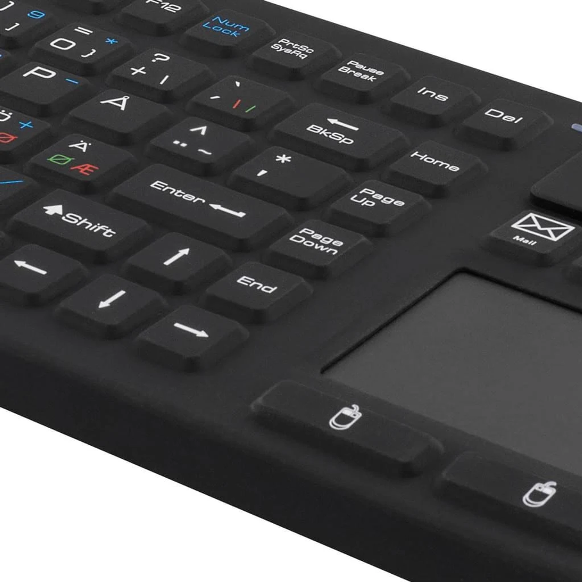 Primo piano di una tastiera nera con tasti e un touchpad. I tasti sono etichettati con lettere, numeri e simboli.
