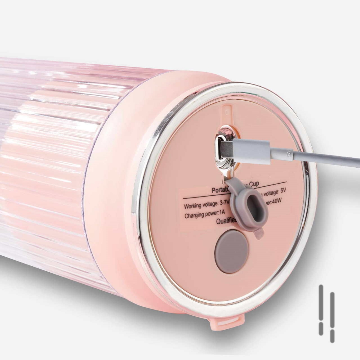 Tragbarer rosa-transparenter Mixer wird geladen. Ein USB-Kabel ist angeschlossen.
