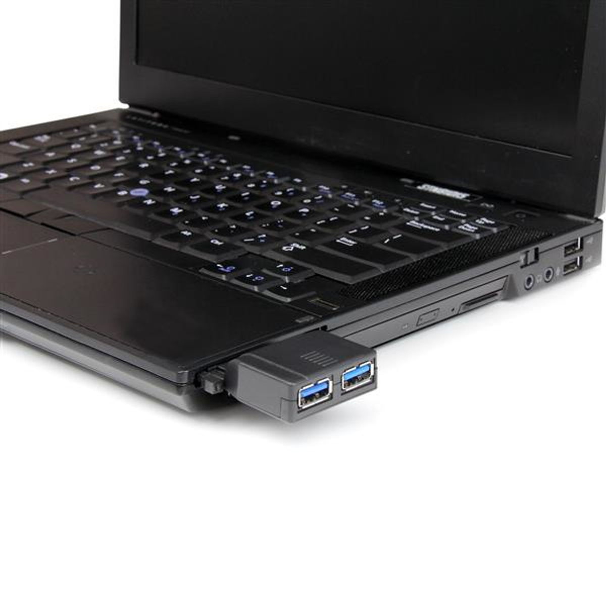 Ordinateur portable avec un hub USB connecté. Le hub a deux ports USB et est gris.