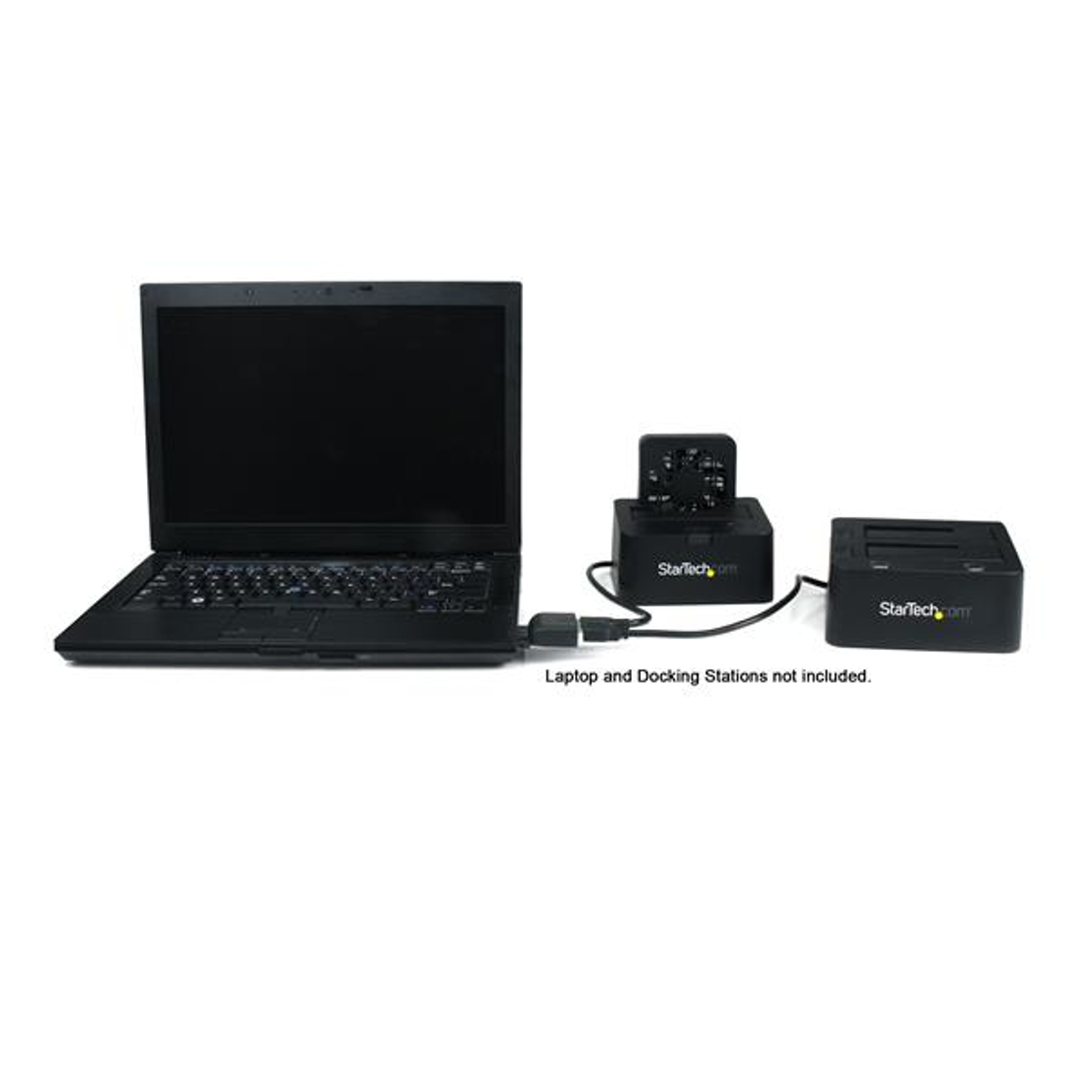 Laptop mit Dockingstation und externen Festplatten verbunden. Schwarz und Weiß.