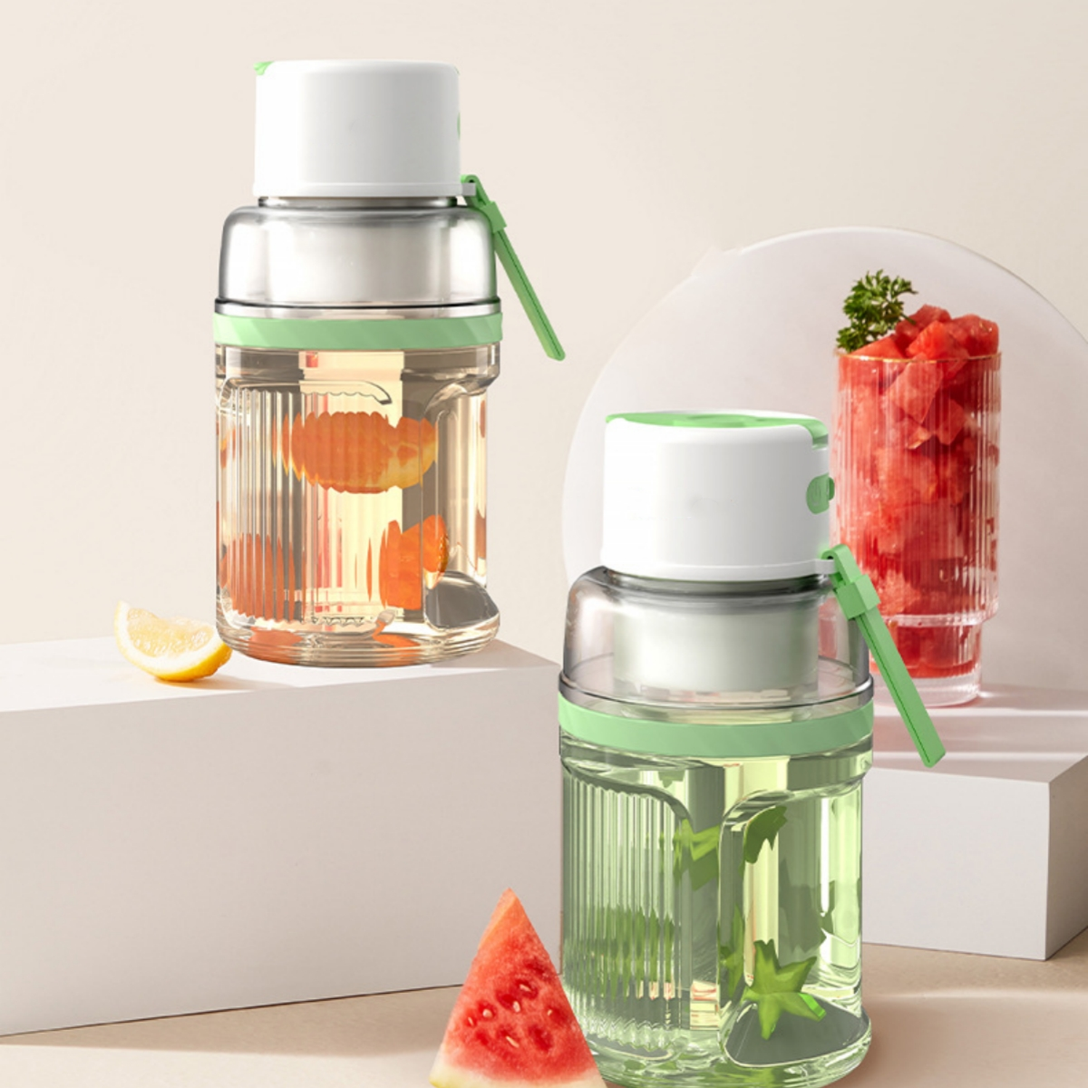 Zwei klare Flaschen mit Deckeln, gefüllt mit Obst und Wasser. Eine mit Wassermelone, die andere mit Orange.