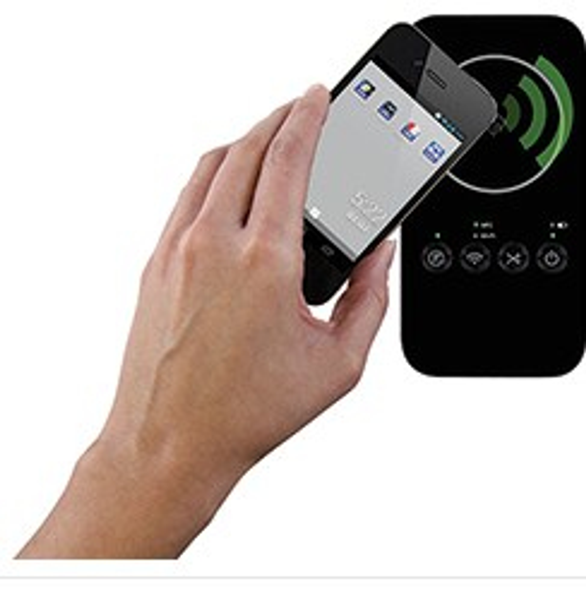 Eine Hand, die ein schwarzes Smartphone mit weißem Bildschirm hält, neben einem schwarzen Gerät.