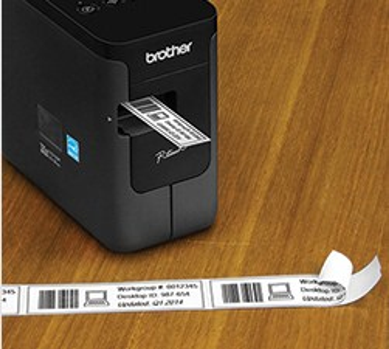 Ein schwarzer Brother-Etikettendrucker druckt ein Etikett mit Barcode und Text.