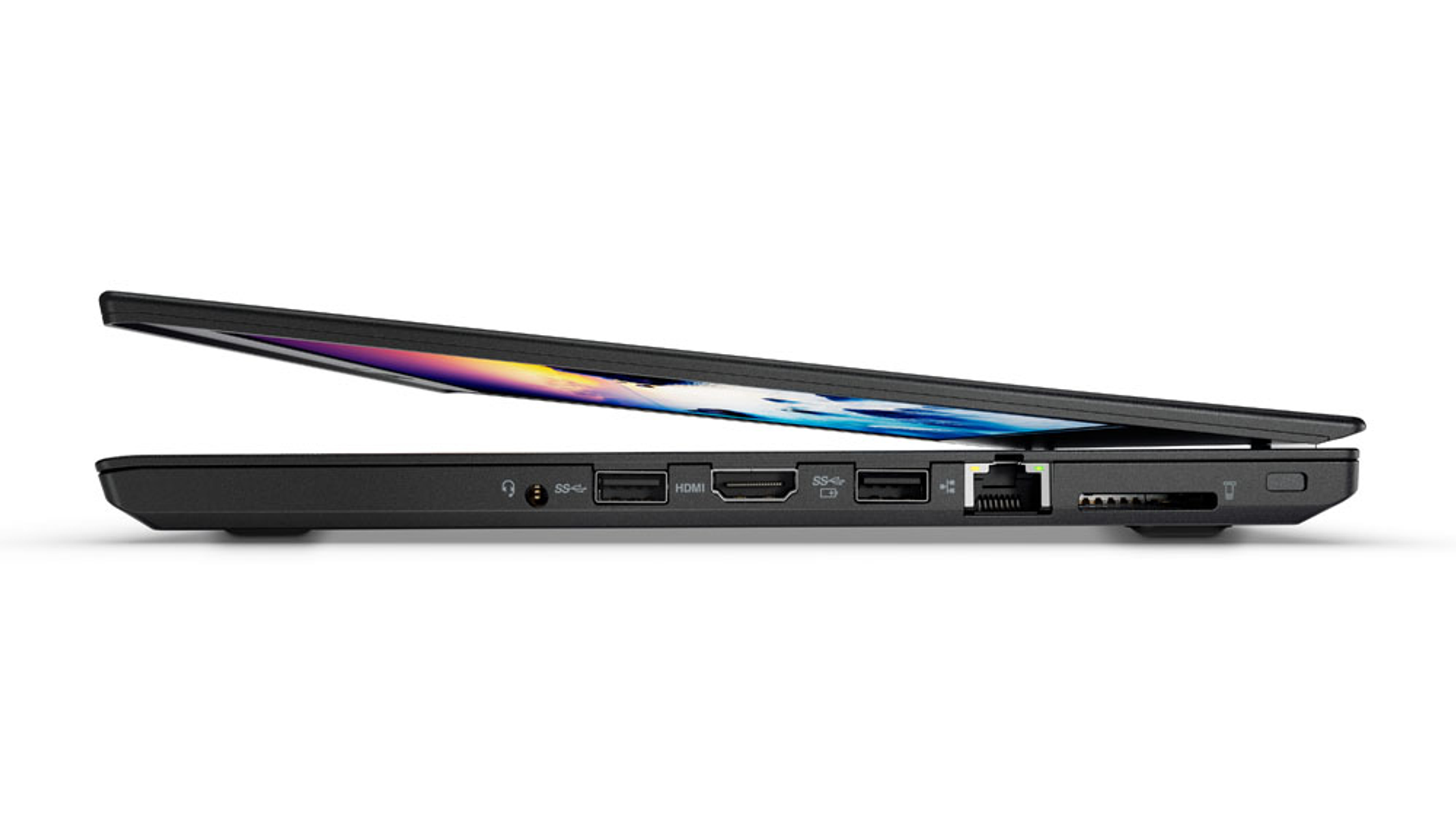 Czarny laptop z lekko otwartym ekranem, widok z boku. Widoczne porty.
