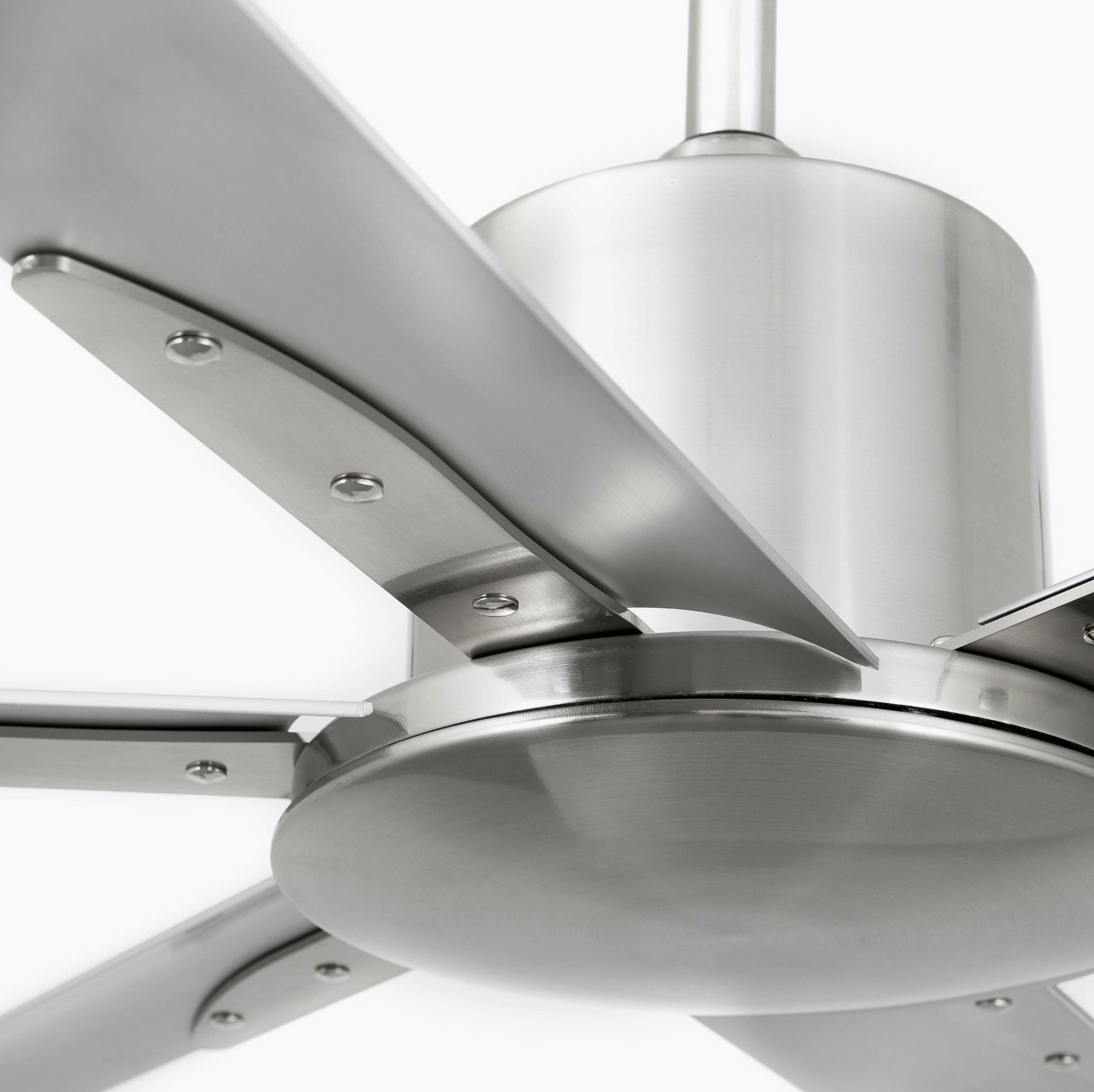 Primo piano di un ventilatore da soffitto argentato con pale e alloggiamento del motore.