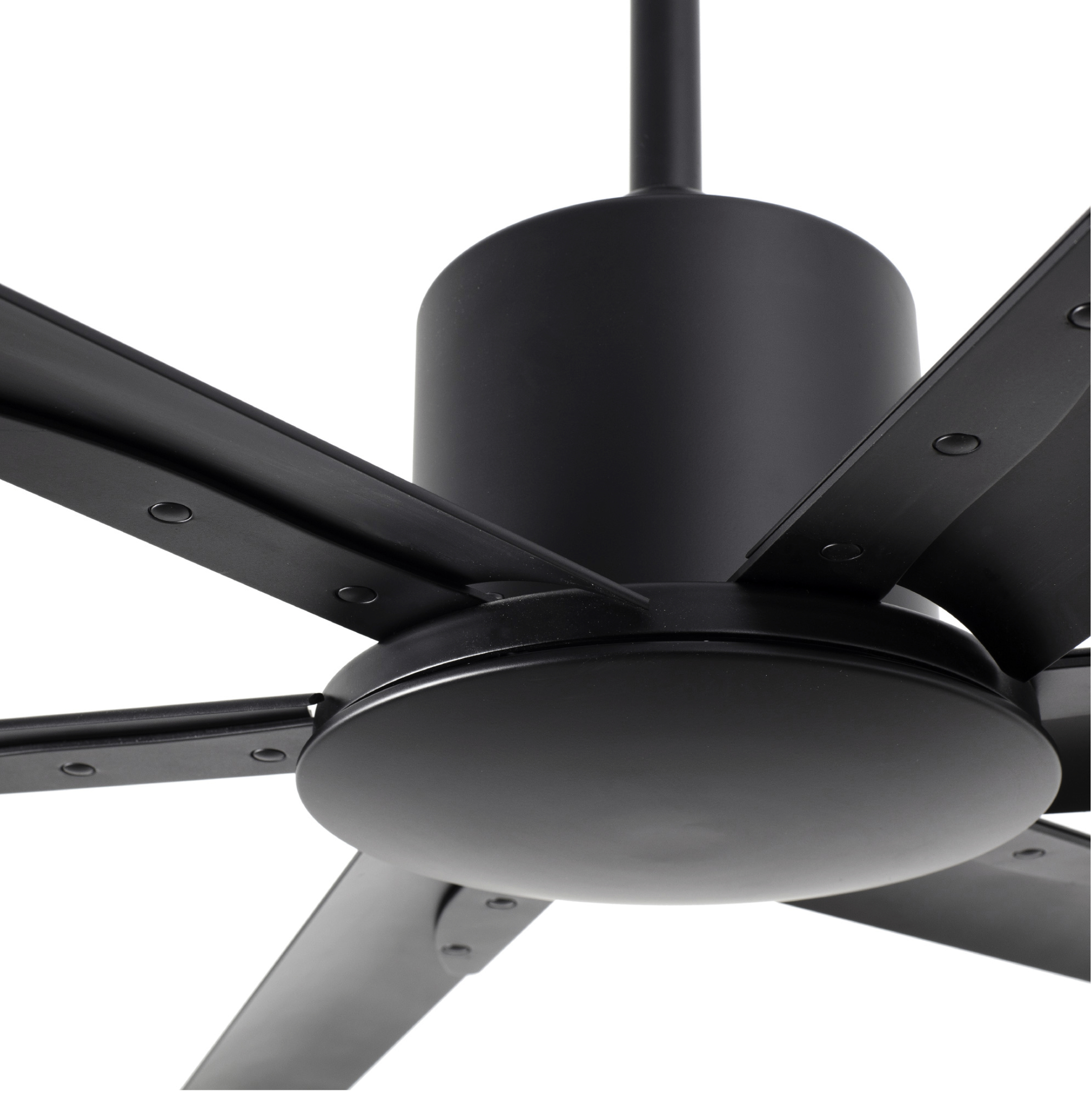 Schwarzer Deckenventilator mit fünf Flügeln, von unten gesehen.