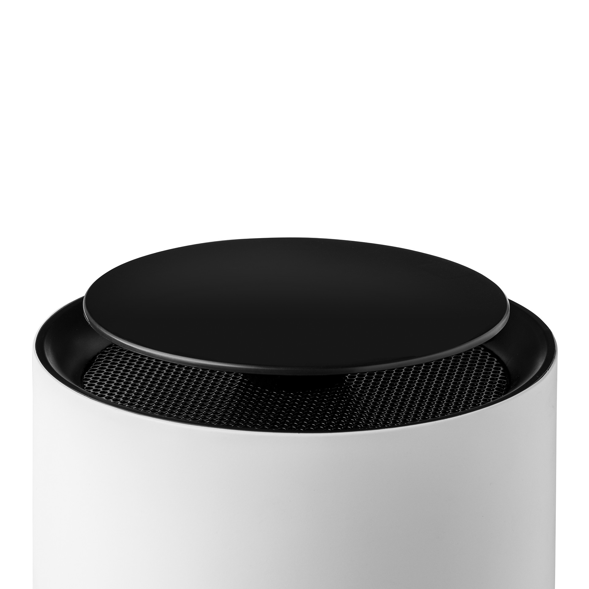 Biały cylindryczny obiekt z czarnym blatem i siatką. Blat jest lekko otwarty. Tło jest białe.