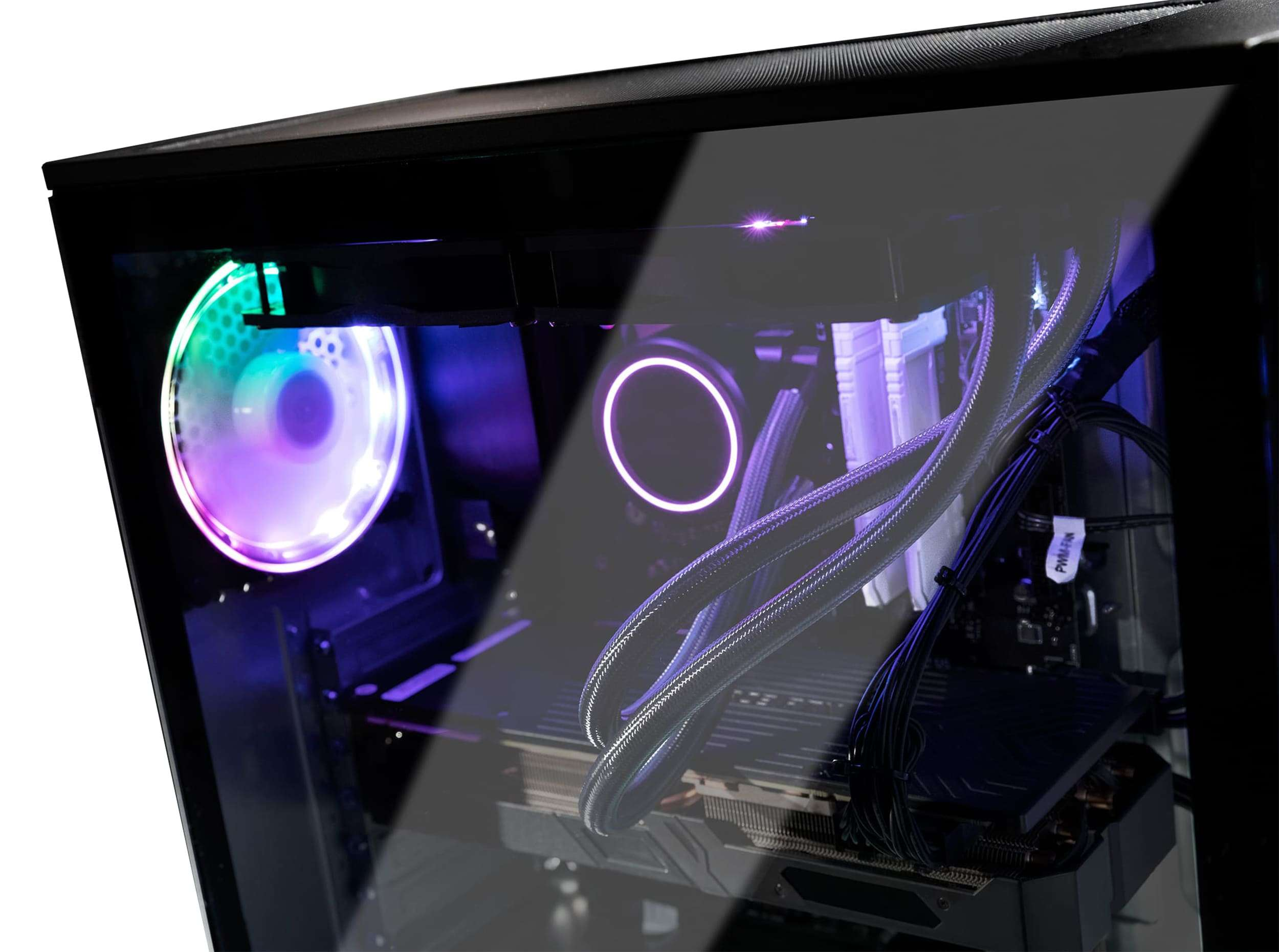 Interior de una caja de computadora con ventiladores coloridos y tubos de refrigeración líquida. Una tarjeta gráfica en la base.
