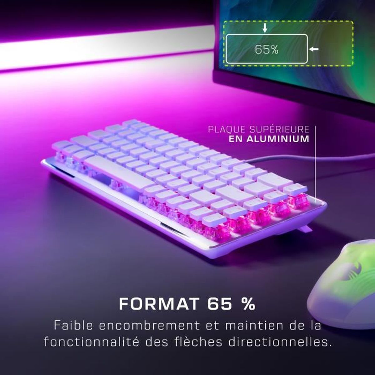 Una tastiera bianca al 65% con illuminazione rosa, su una superficie scura. In alto a sinistra mostra la batteria al 65%.
