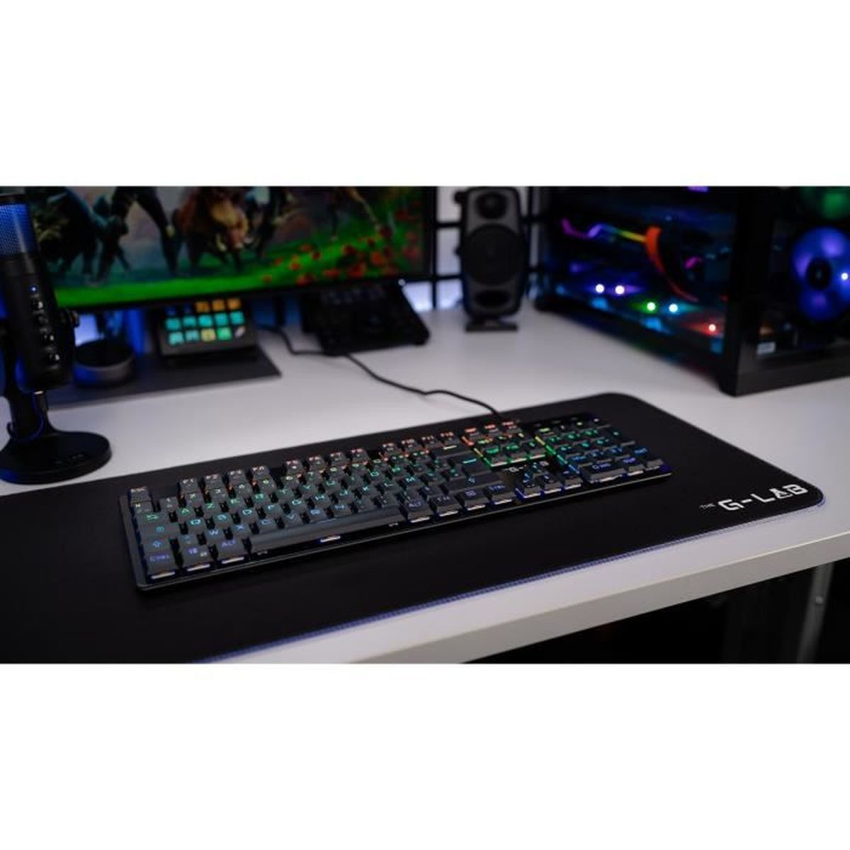Una tastiera nera con illuminazione RGB su una scrivania.