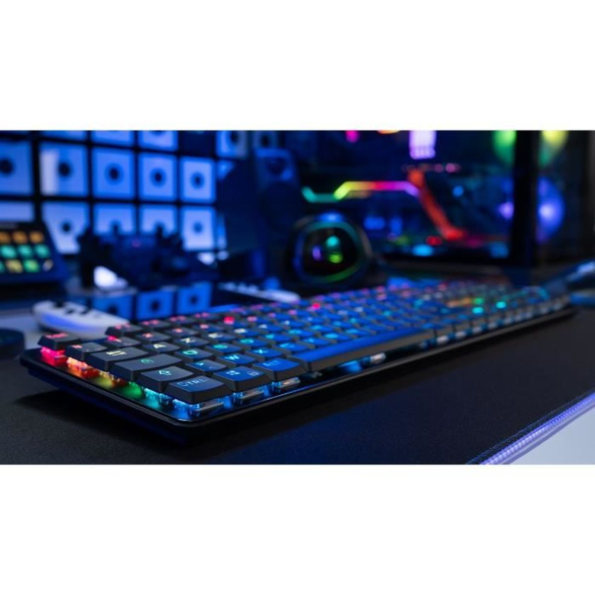 Una tastiera illuminata con più colori, su una superficie scura. Lo sfondo è sfocato.