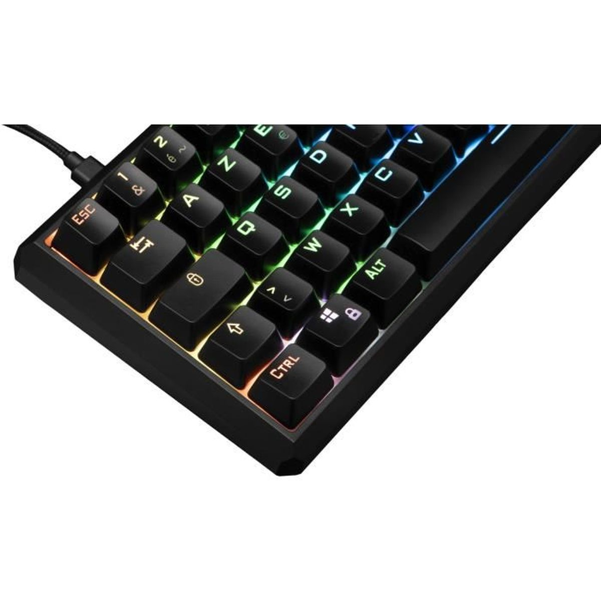Primo piano di tastiera meccanica. Tasti visibili: CTRL, ALT, V, B, N, M, ecc. Retroilluminazione RGB.