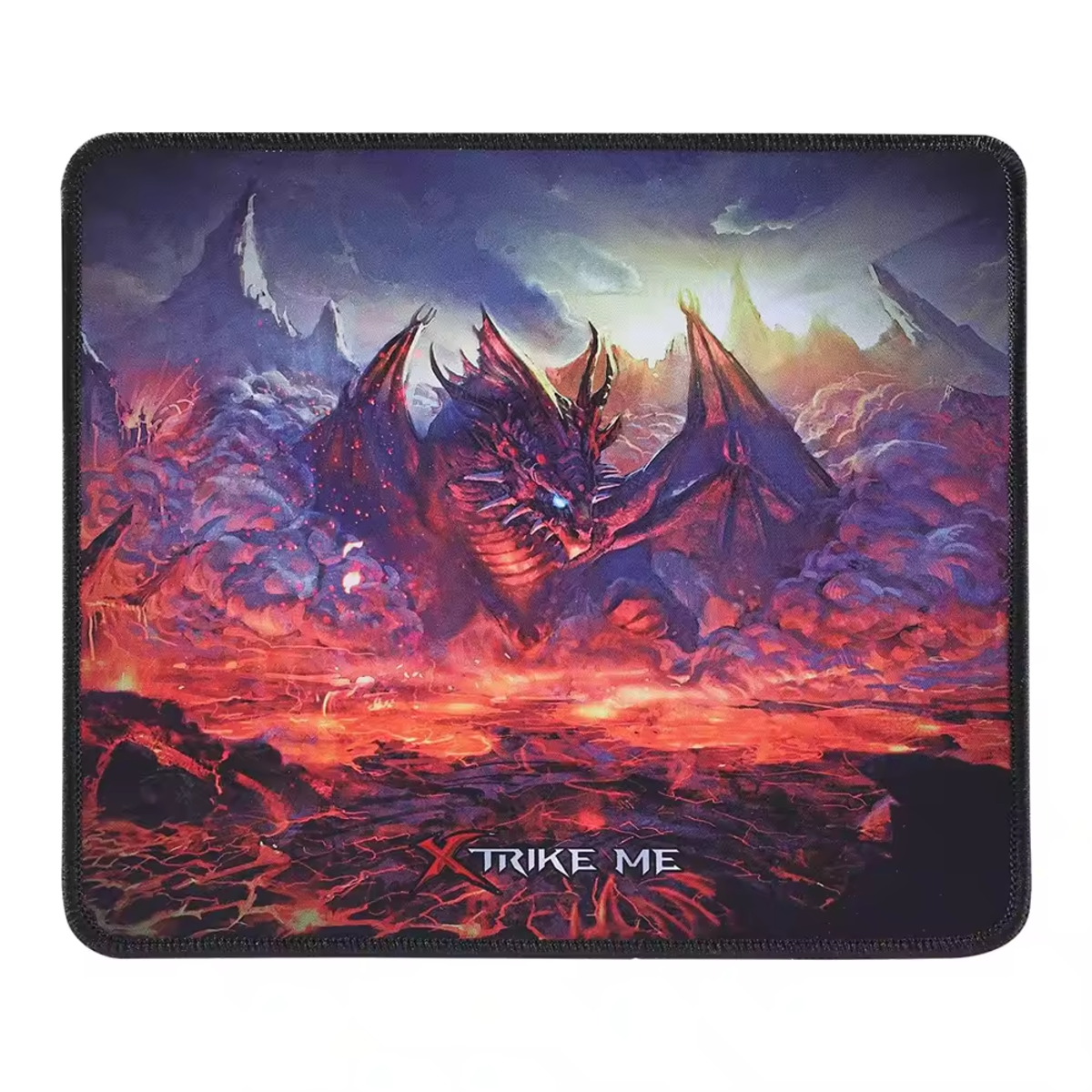 Una alfombrilla de ratón con un dragón atacando un paisaje de fuego, colores rojo y naranja.