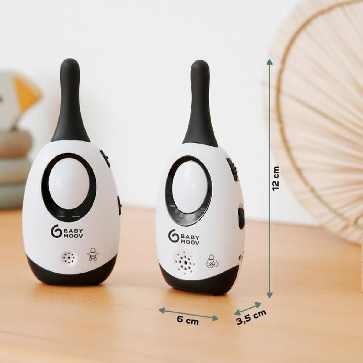Zwei Babyphone, weiß-schwarz mit Antennen. Auf Holz, 12cm hoch, 6cm breit, 3,5cm tief.