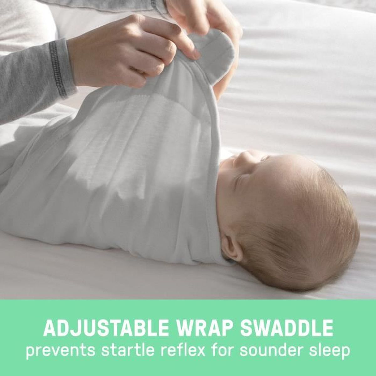 Baby in einer hellgrauen Hülle gewickelt. Hände wickeln das Baby ein. Text beschreibt das Produkt.