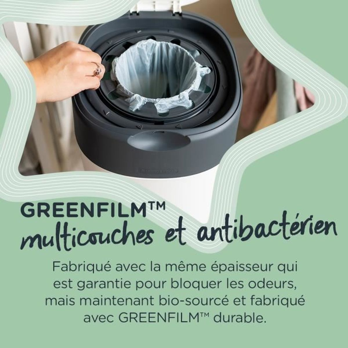 Eine weiß-schwarze Windeltonne mit einem transparenten Plastikbeutel. Eine Hand greift nach dem offenen Deckel.