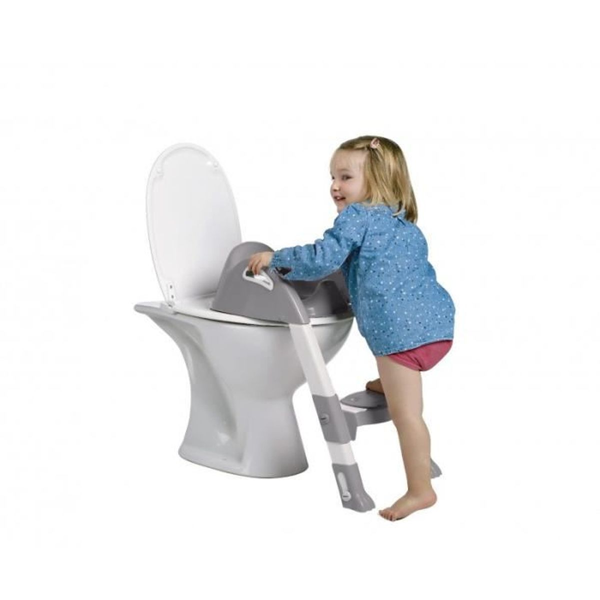 Kleines Mädchen benutzt eine Toilette mit einem Tritthocker. Toilette und Hocker sind weiß und grau.