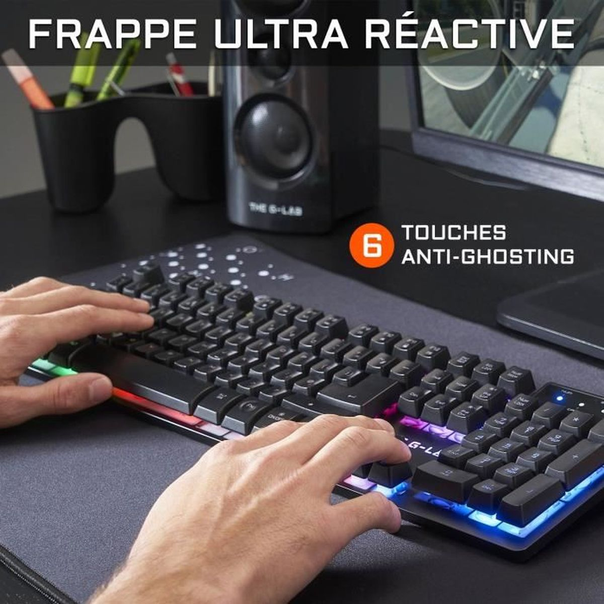 Eine schwarze mechanische Tastatur mit RGB-Beleuchtung. Hände tippen auf der Tastatur. Ein schwarzes Mauspad darunter.