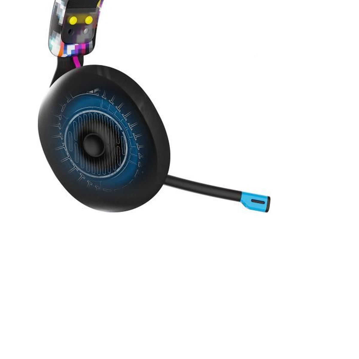 Primo piano di una cuffia da gioco. Il padiglione è nero con dettagli blu. Un microfono si estende da esso.