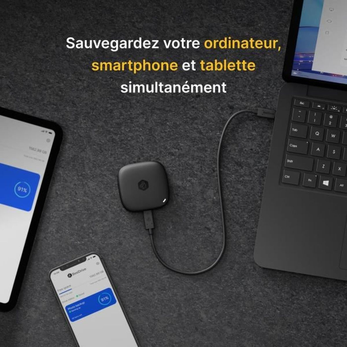 Czarne urządzenie podłączone do laptopa, smartfona i tabletu. Tekst mówi o jednoczesnej kopii zapasowej.