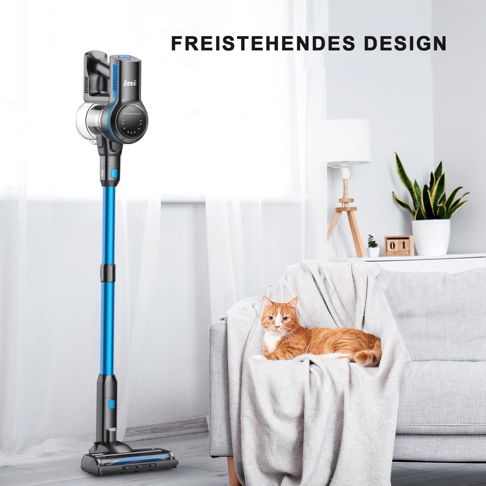 Ein blau-schwarzer Staubsauger steht neben einem grauen Sofa mit einer orangefarbenen Katze.