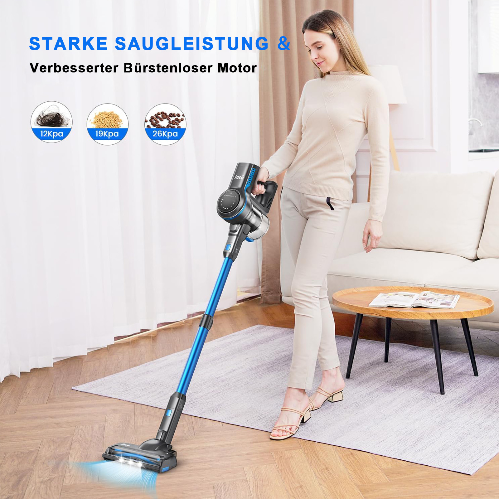 Frau benutzt einen blauen und schwarzen kabellosen Staubsauger auf einem Teppich.