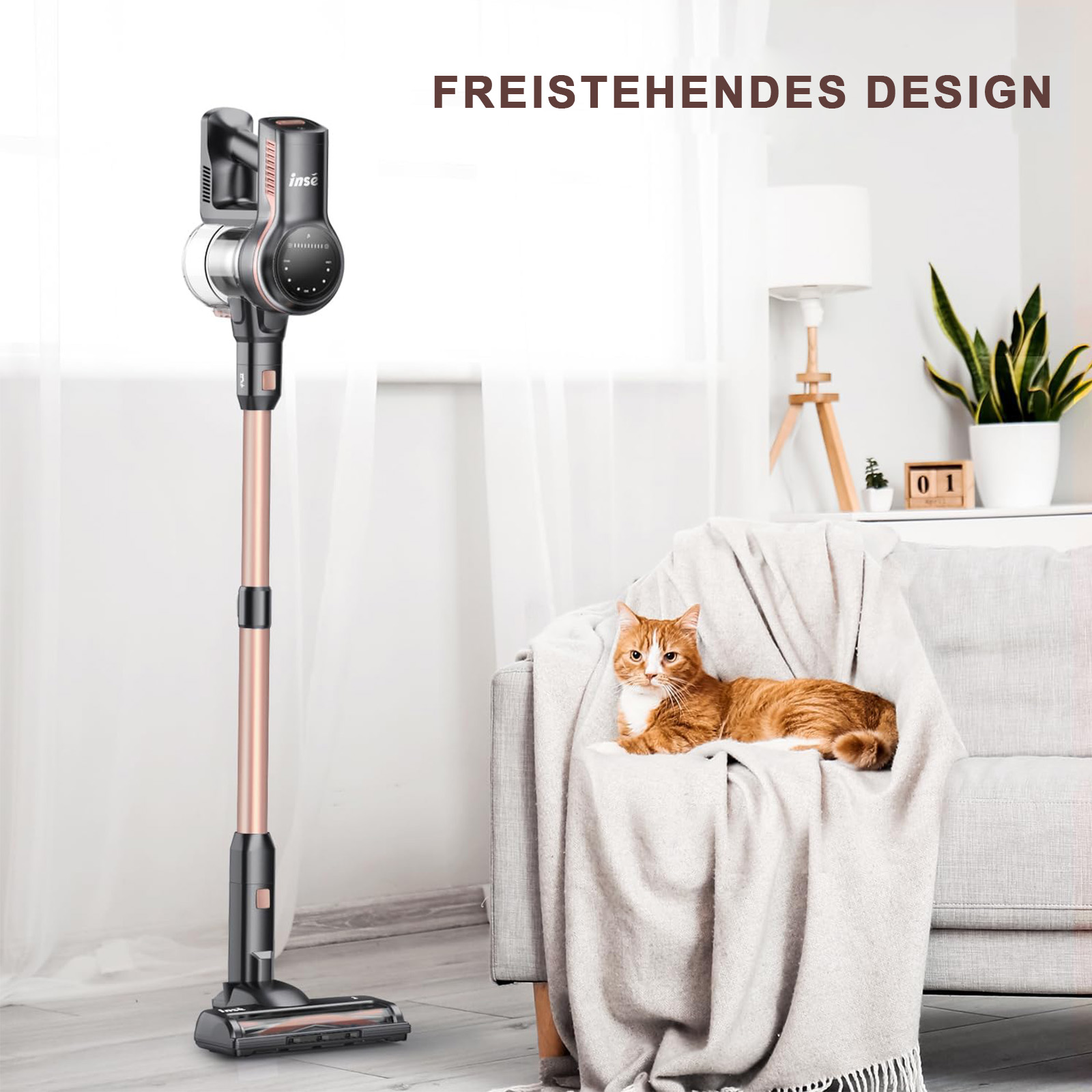 Aufrechter Staubsauger in einem Raum. Eine Katze ist auf einer Couch in der Nähe. Text sagt 'Freistehendes Design'.