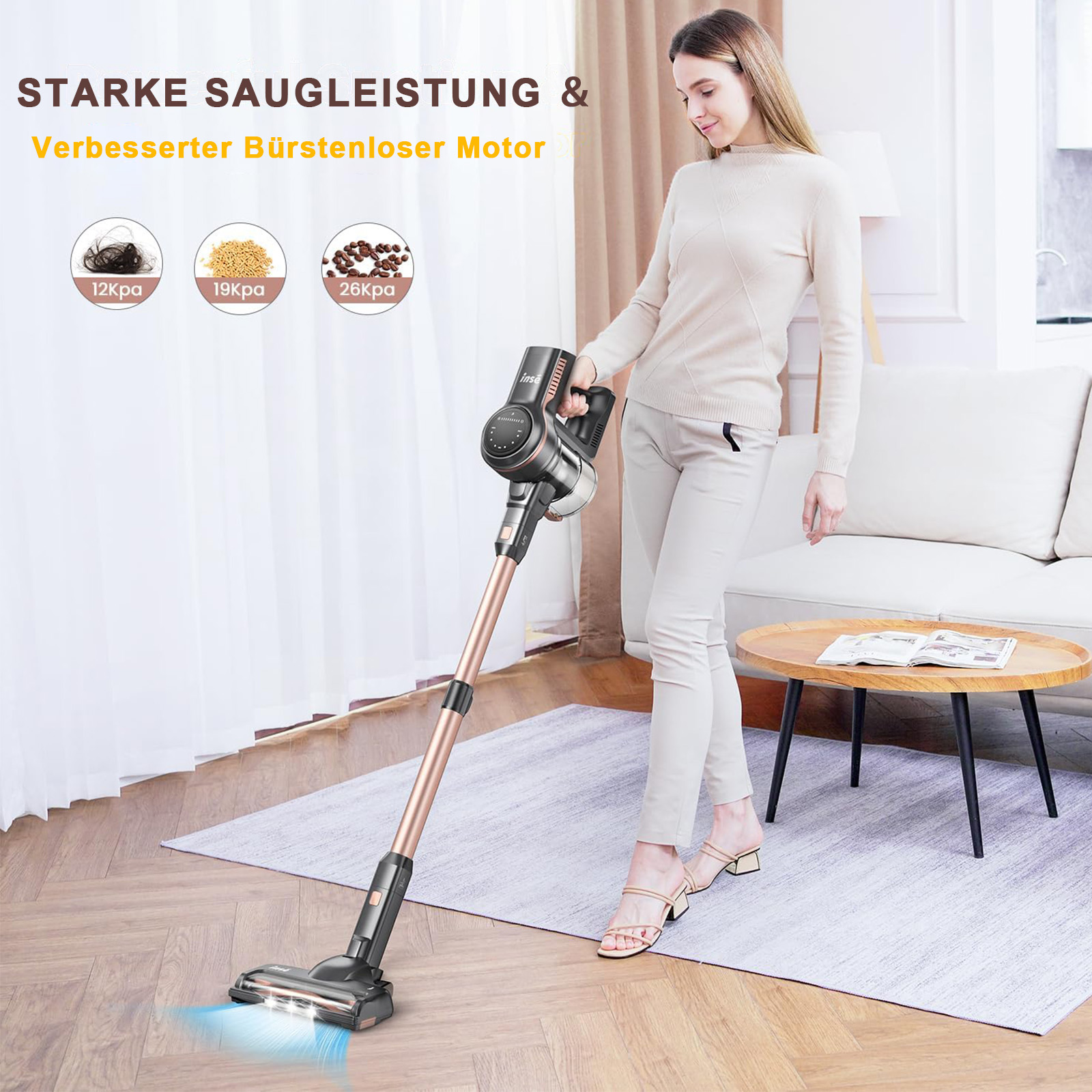 Frau benutzt Staubsauger mit roségoldenem Rohr auf Teppich, weißer Hintergrund.