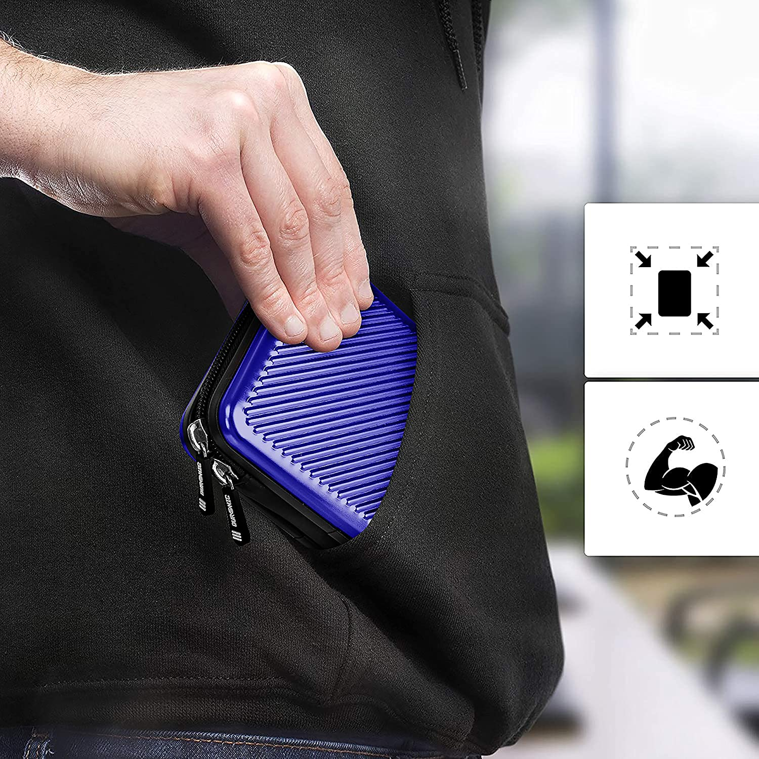 Die Hand einer Person legt eine blaue Hülle mit schwarzen Reißverschlüssen in eine Tasche.