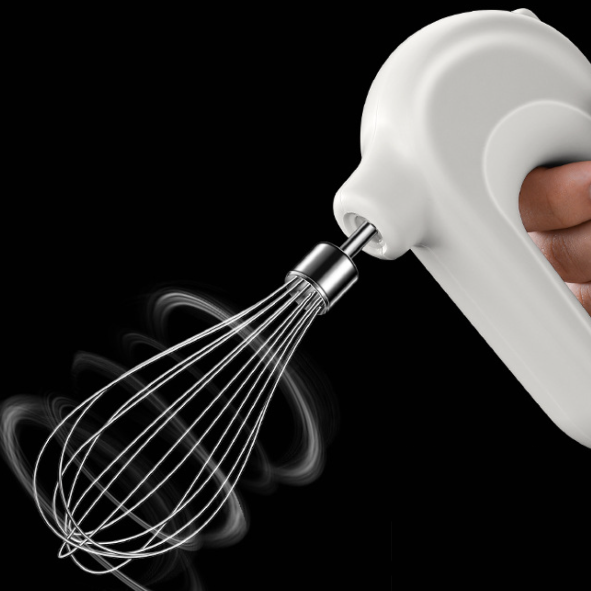 Handlicher weißer Elektromixer mit Schneebesenaufsatz. Schwarzer Hintergrund.
