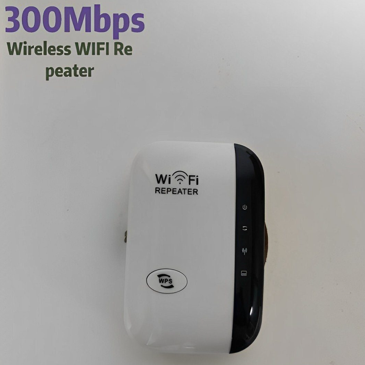 Weißer WLAN-Repeater mit schwarzen Akzenten und Text auf weißem Hintergrund.