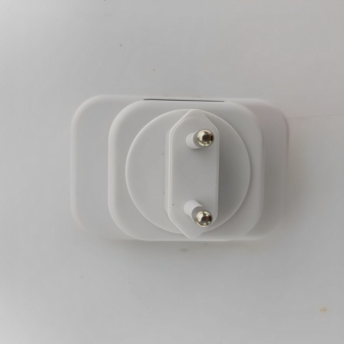 Weißer Wandstecker. Weißer Hintergrund.