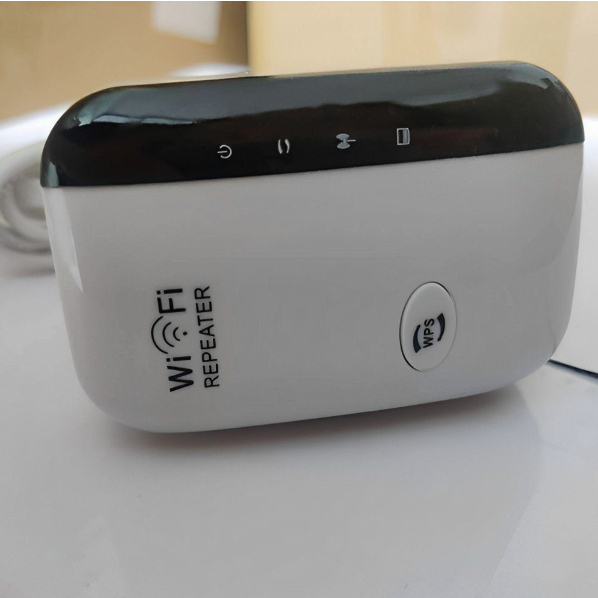 Ein weißer WLAN-Repeater mit schwarzer Oberseite und Knöpfen, beschriftet mit 'WiFi Repeater'.