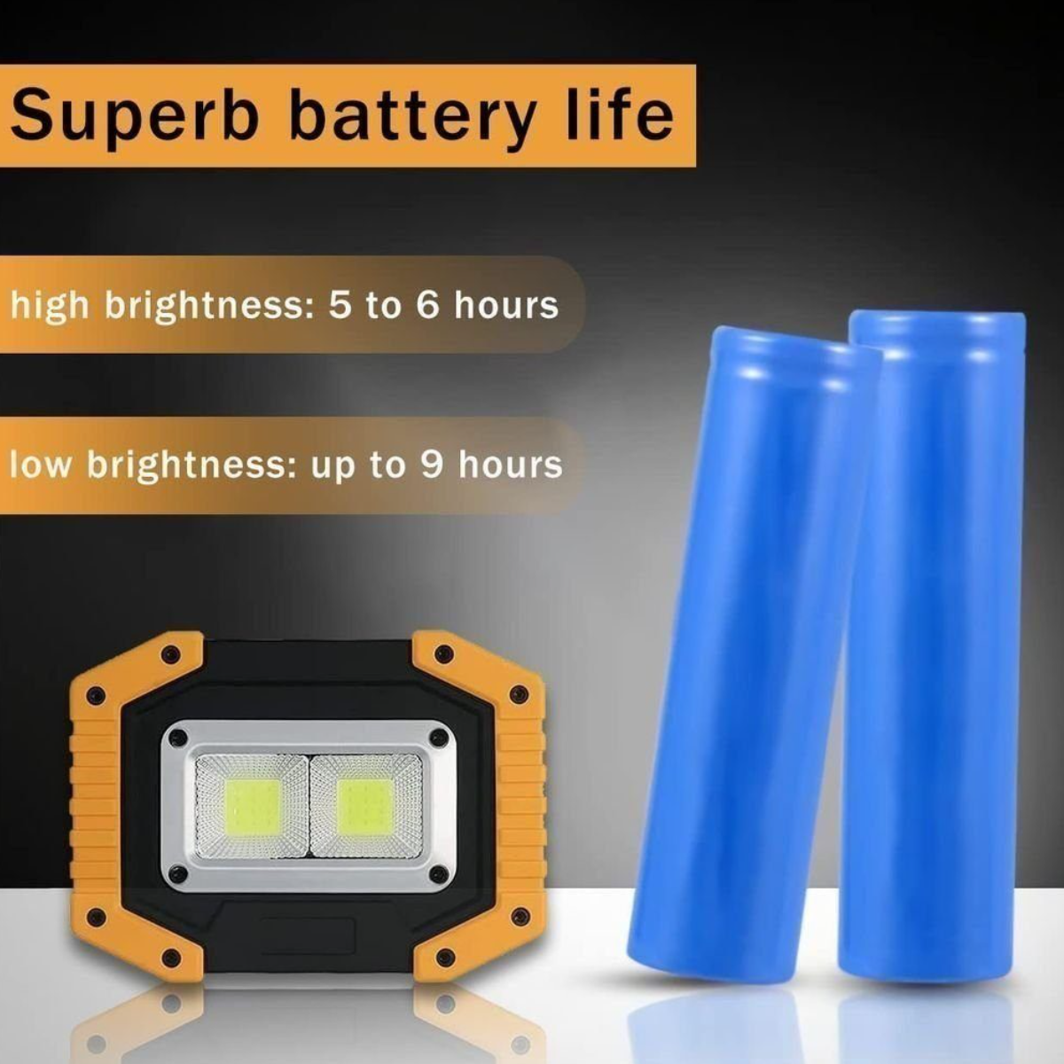 Eine Taschenlampe mit zwei blauen Batterien auf schwarzem Hintergrund. Text zeigt die Akkulaufzeit: 5-6 und bis zu 9 Stunden.
