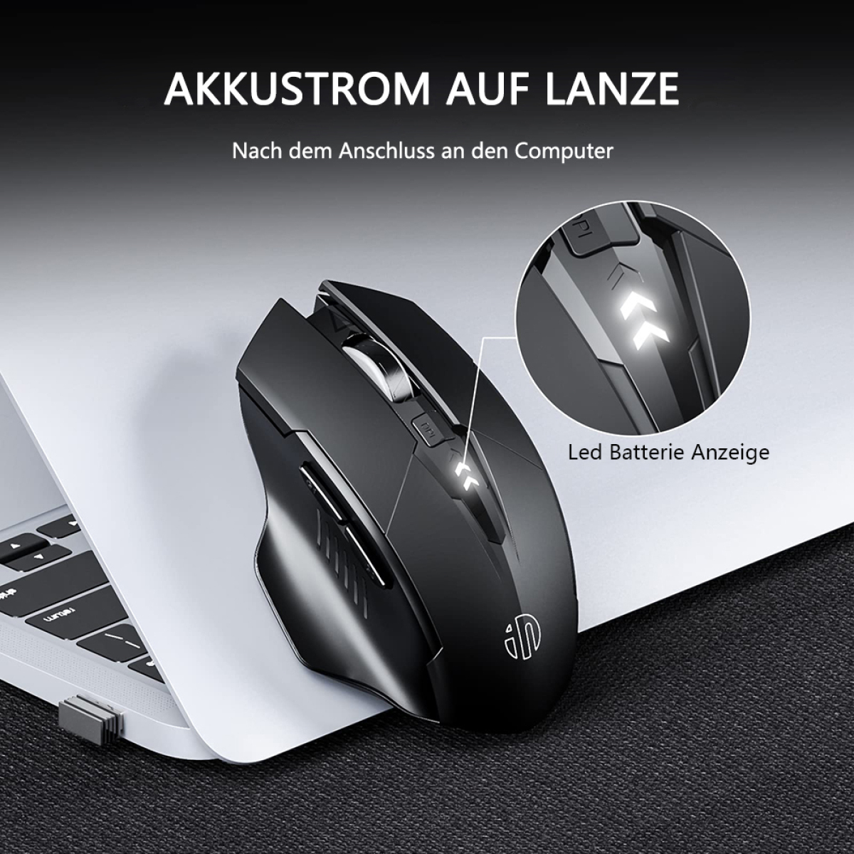 Schwarze Gaming-Maus auf einem Laptop. Die LED-Batterieanzeige wird angezeigt.