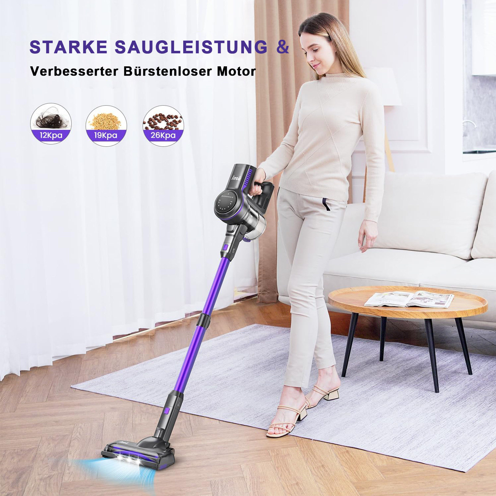 Eine Frau, die einen Teppich mit einem kabellosen Staubsauger in Lila und Schwarz absaugt.
