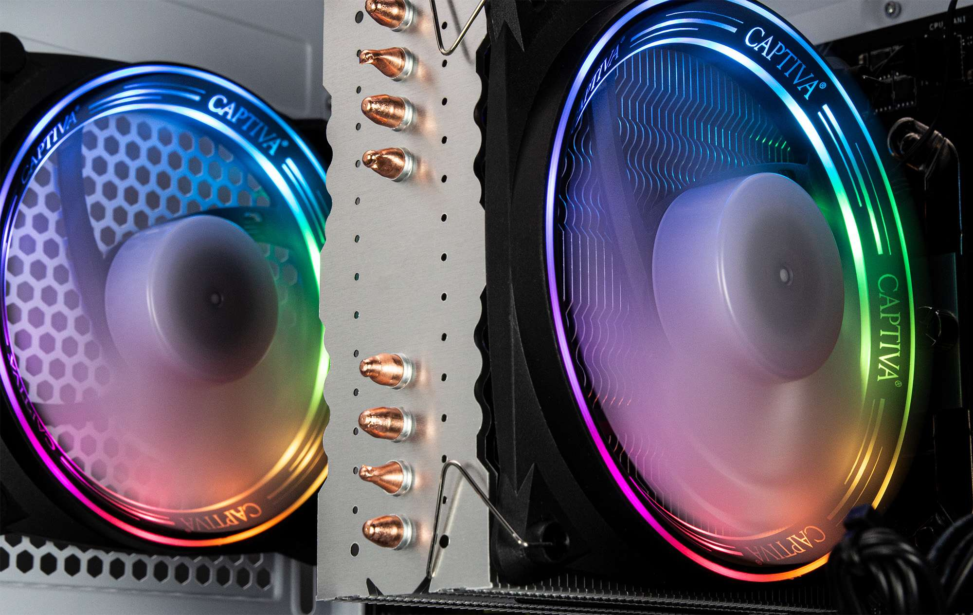 Close-up van twee computerventilatoren met regenboog LED-verlichting, met 'CAPTIVA'-tekst.