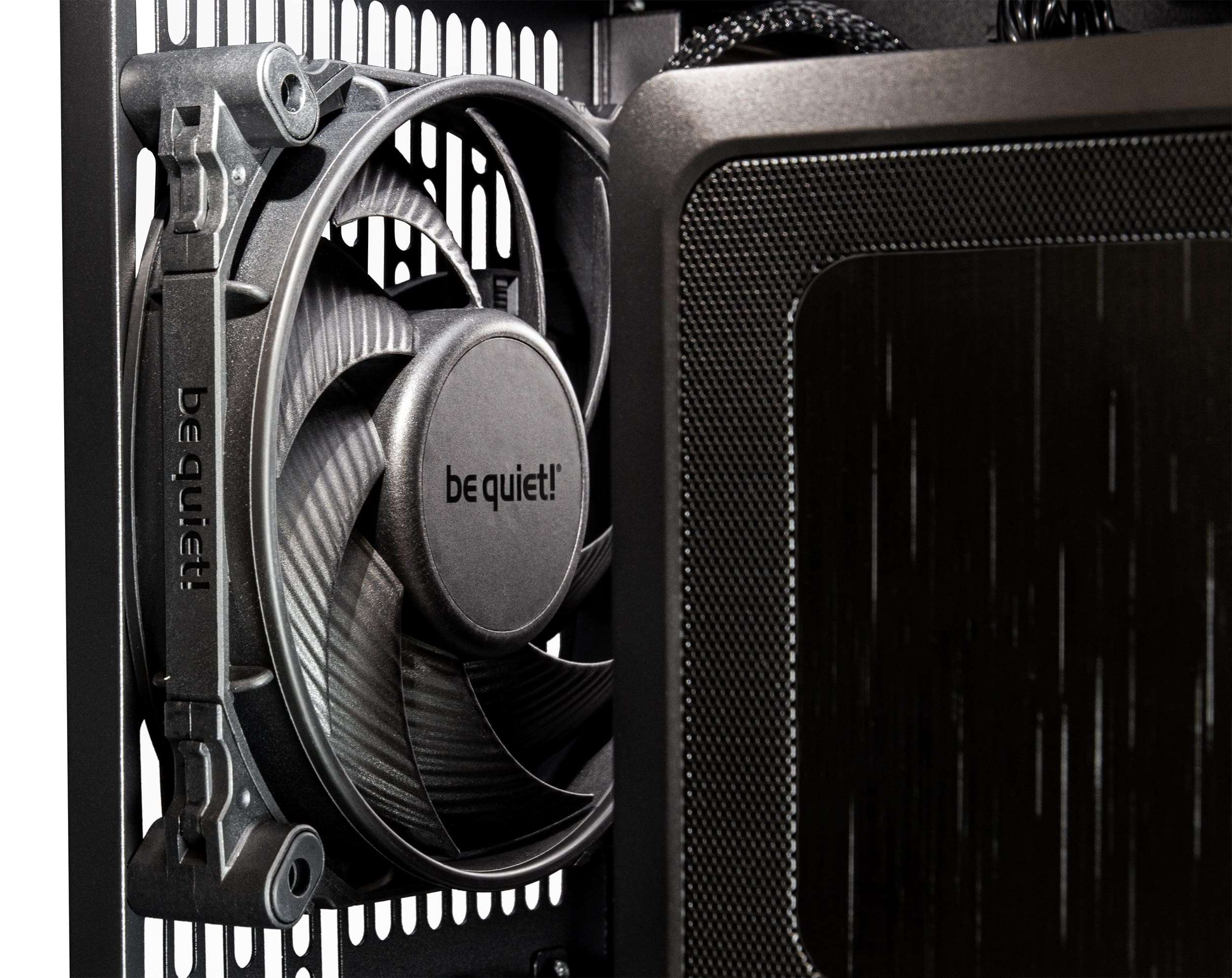 Una ventola del case del computer con le parole 'be quiet!'. È nero e grigio.