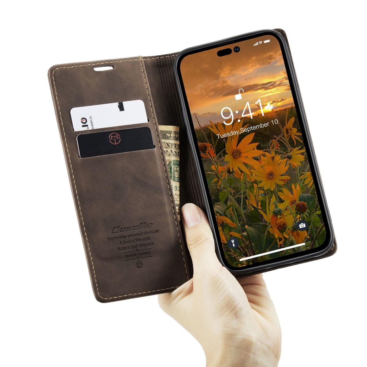 Eine Person hält eine braune Leder-Handyhülle mit einem Telefon, das einen Sonnenuntergang anzeigt.