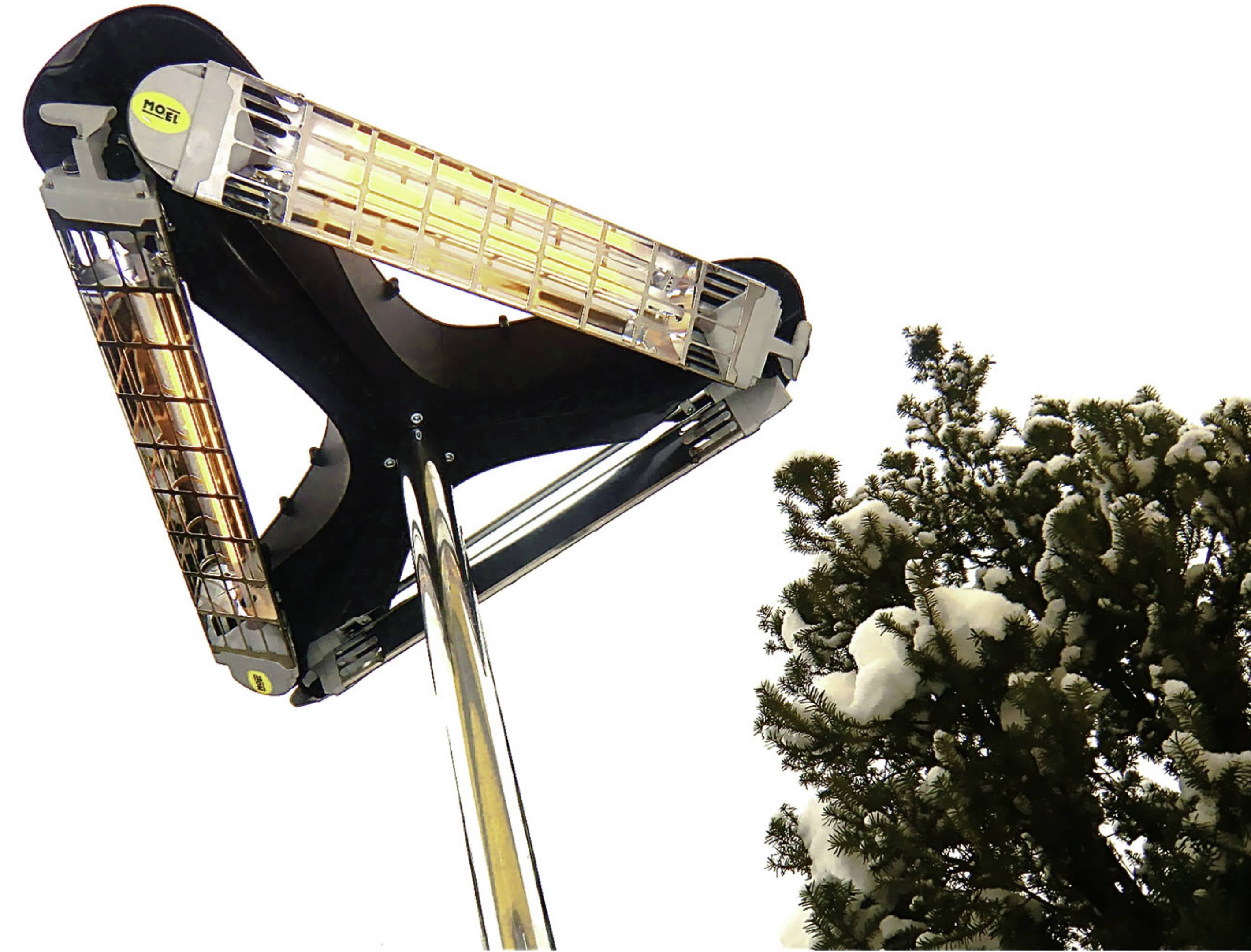 Ein Außenheizstrahler mit glühenden Heizelementen, montiert auf einem Ständer, neben einem verschneiten Kiefernbaum.