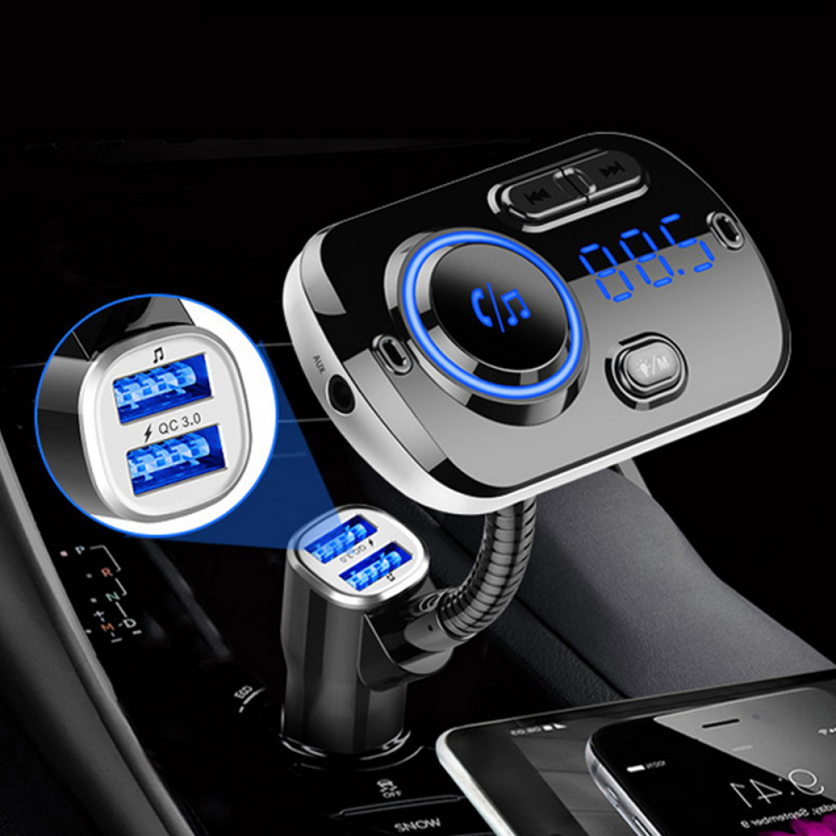 Kfz-Ladegerät mit USB-Anschlüssen, Digitalanzeige und flexiblem Hals. Zwei Telefone sind im Auto. Blaue Lichtakzente.