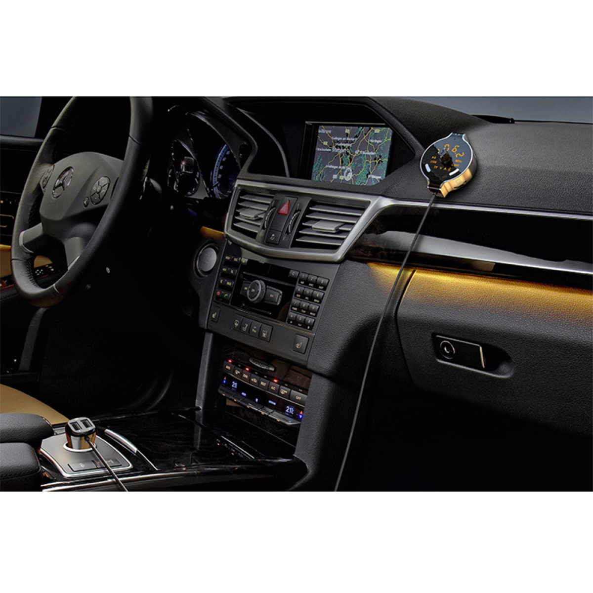 Armaturenbrett eines Autos mit einem GPS-Gerät und Ladeanschlüssen. Dunkler Innenraum, helles Display.