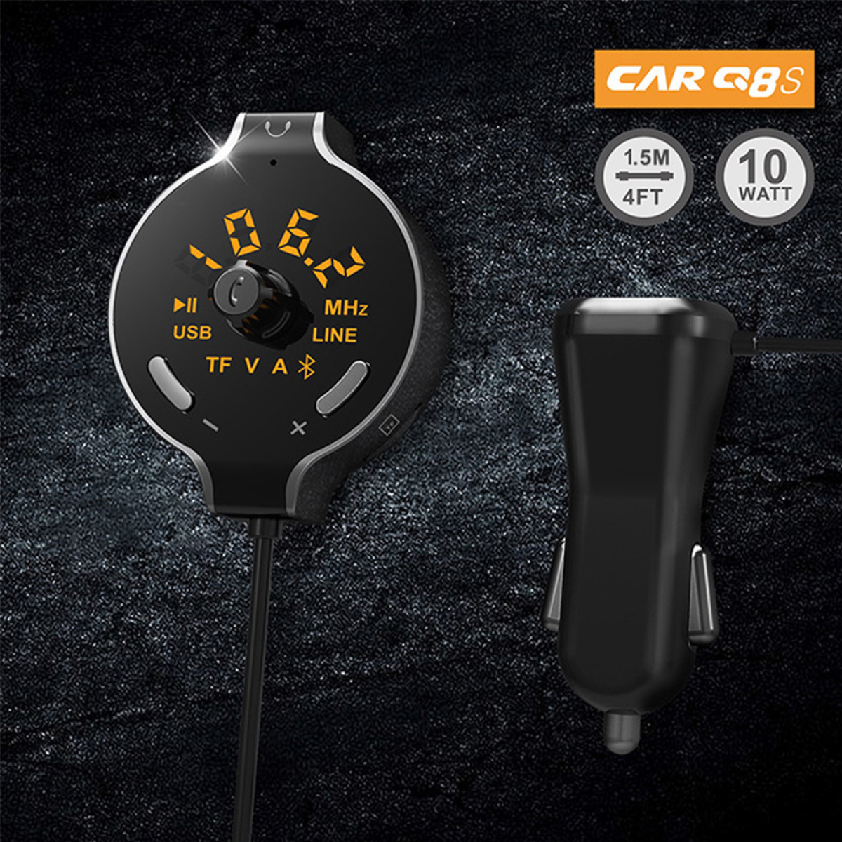 Schwarzer KFZ-FM-Transmitter mit Bildschirm und Zigarettenanzünder-Adapter. Zeigt 106,2 MHz und 10 Watt.