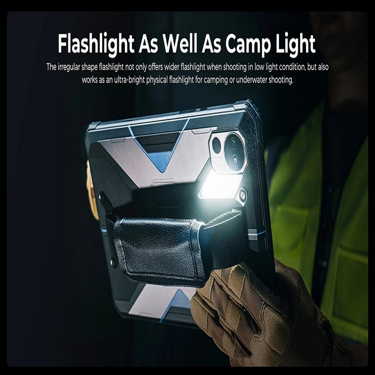 Ręce trzymające smartfon z latarką, czarne urządzenie, rękawice, ciemne tło.