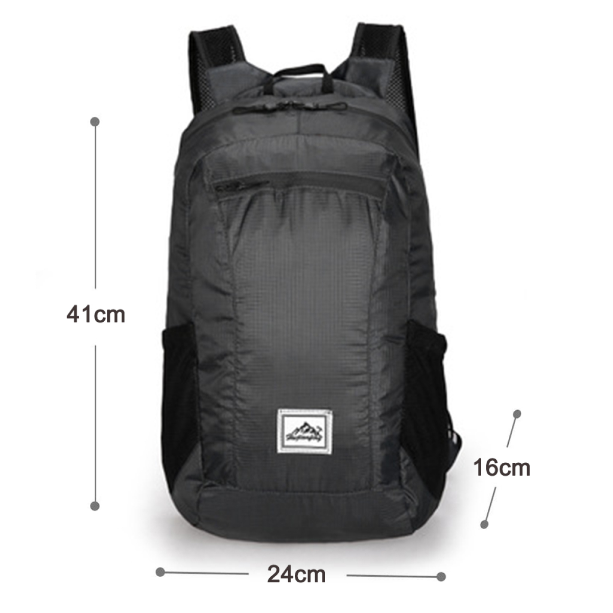 Schwarzer Rucksack mit angezeigten Abmessungen. Er hat Seitentaschen und ein Logo auf der Vorderseite.