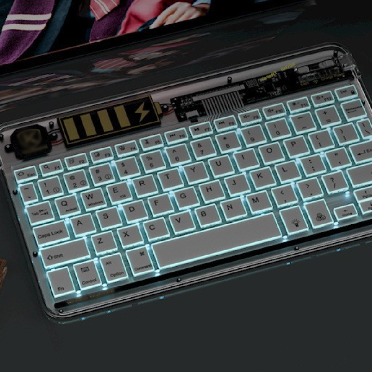 Eine transparente Tastatur mit beleuchteten Tasten, die eine Akkuanzeige zeigt.