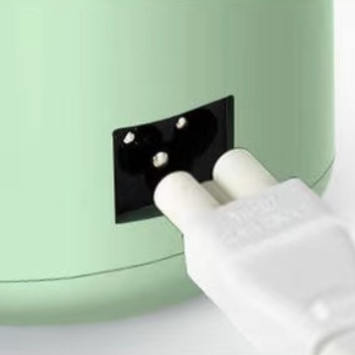 Nahaufnahme einer Steckdose mit eingestecktem Stecker.